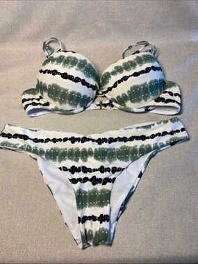 Cyn& Lyca Women's Green & White Patterned Bikini Set. Size XL